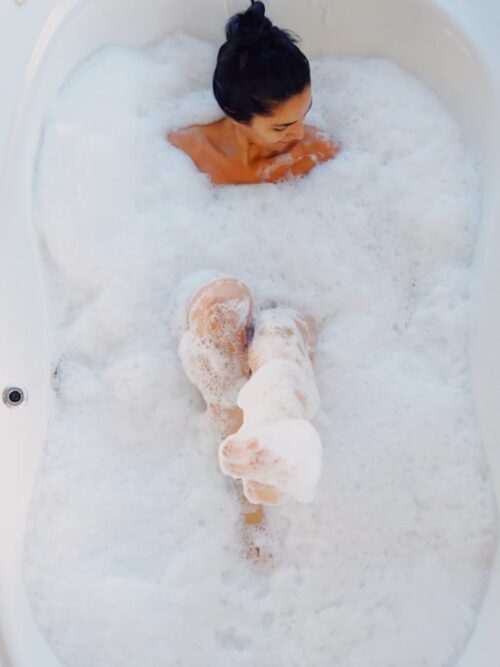 Karen en el jacuzzi. 20 min. $$$