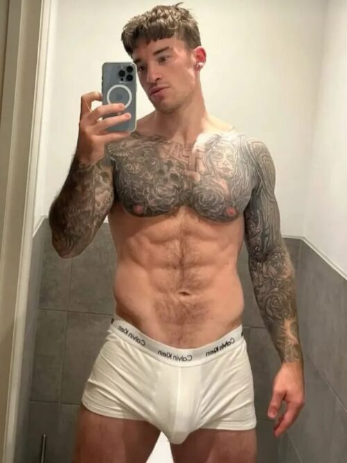 Selfie de Ezequiel orinando. 15 min. $$$