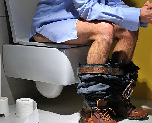 Maxi hace fuerza en el baño. 15 min. $$$